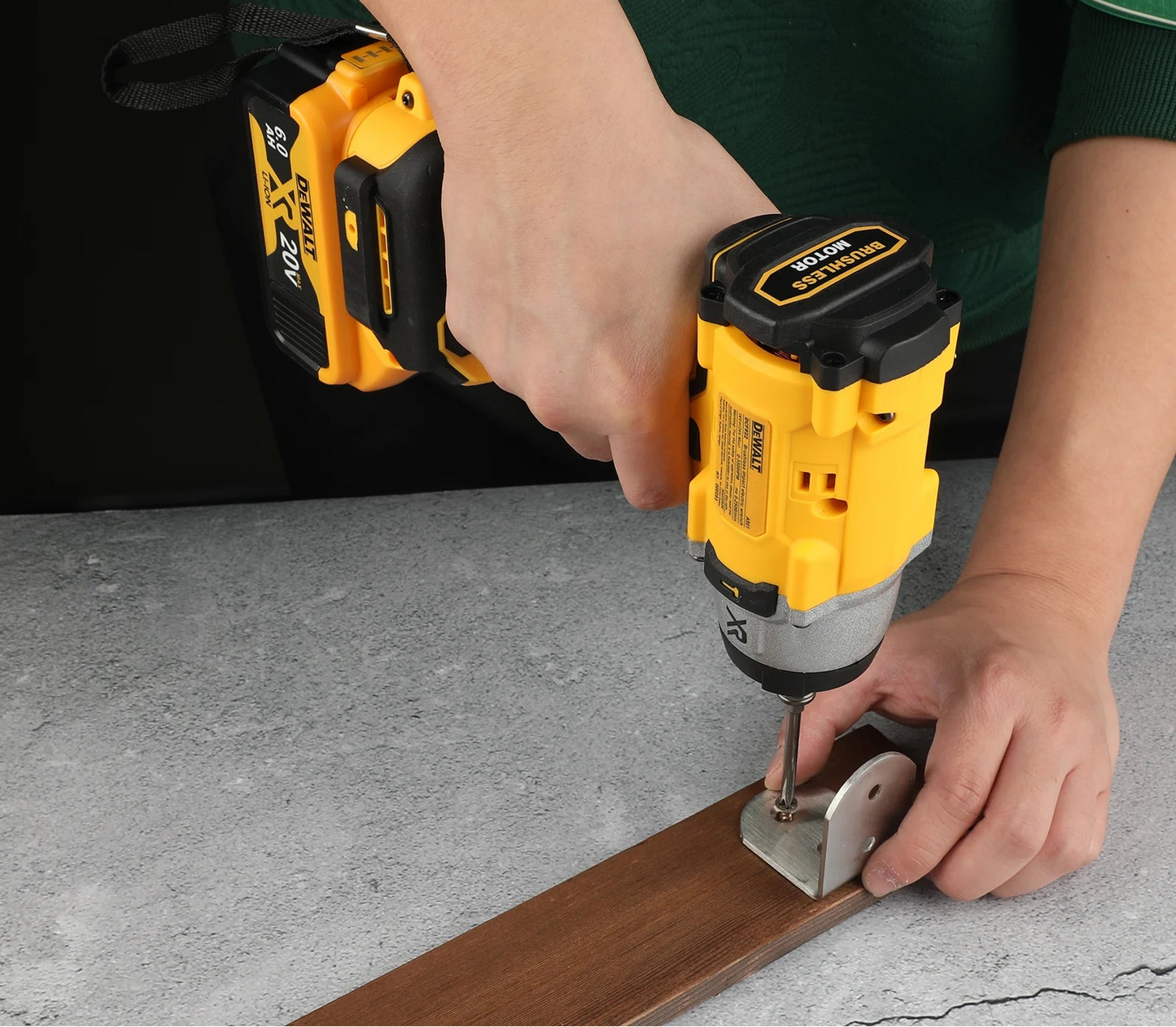 Chave elétrica de impacto DEWALT DCF922 ATOMIC 20V MAX 1/2 pol.  sem fio de velocidade variável com bigorna de pino de retenção