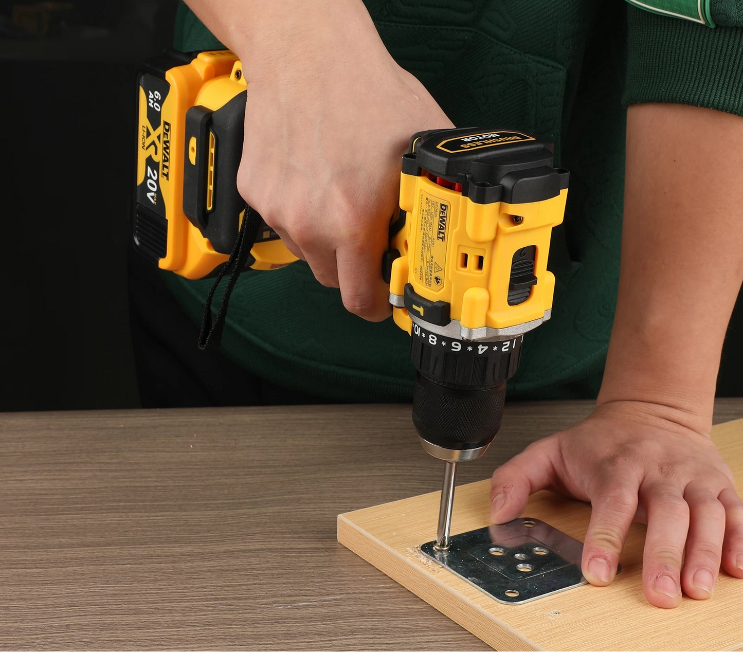 Chave de Impacto 13MM 20V MAX 1/2 Pol. DEWALT-DCF922D2-BR com 1 Baterias, 1 Carregador