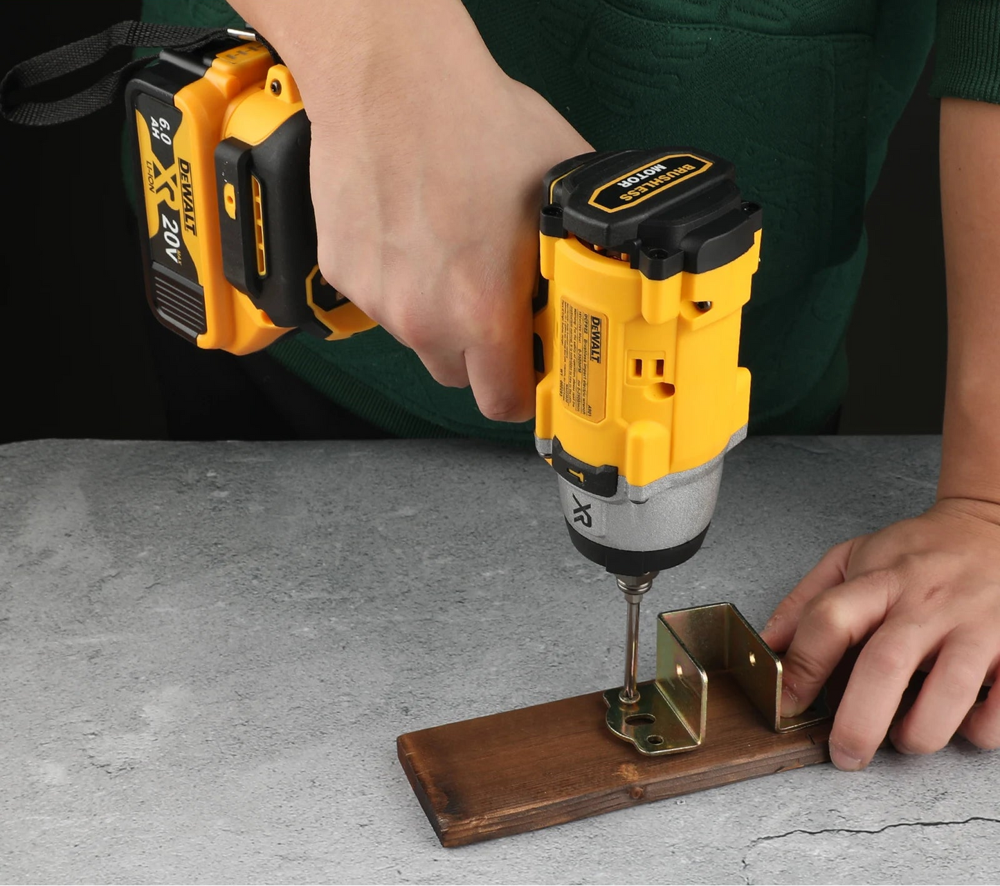 Chave elétrica de impacto DEWALT DCF922 ATOMIC 20V MAX 1/2 pol.  sem fio de velocidade variável com bigorna de pino de retenção